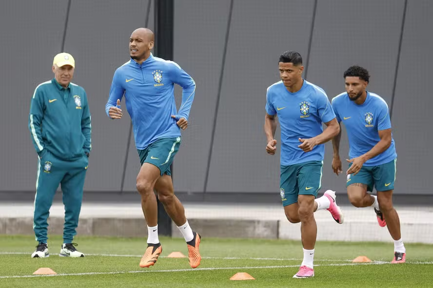 Brasil encerra preparação para enfrentar a Escócia com novidade no treino