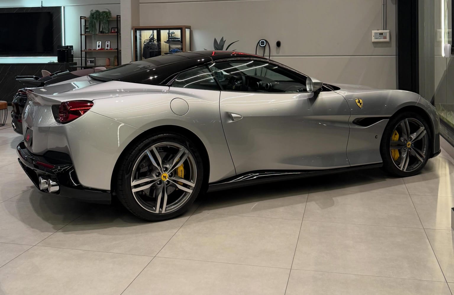 Ferrari de R$ 2,8 milhões chega a Campos e desperta curiosidade sobre empresário que adquiriu o esportivo