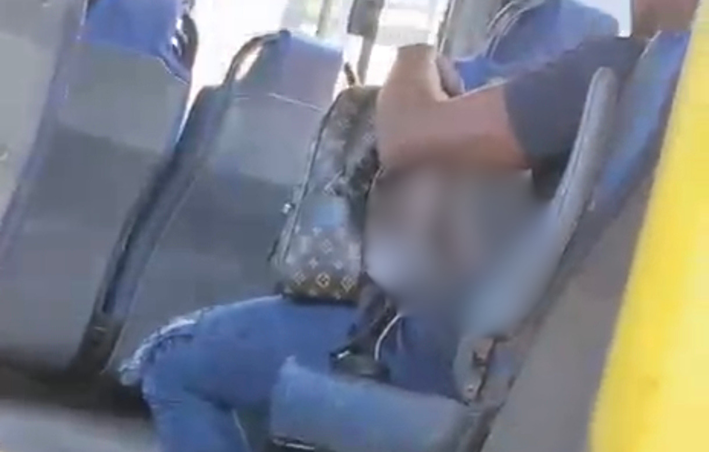 Homem que aparece em vídeo dentro de ônibus de Campos se apresenta à polícia e nega ato obsceno