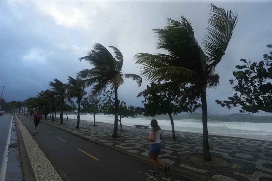 Ventos fortes na Praia de Ipanema - Foto/Fabiana Rocha